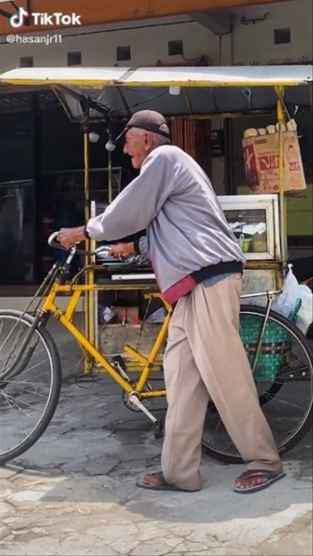 Kisah mengharukan seorang kakek penjual burger di Yogyakarta tetap jualan meski usia telah 79 tahun dan memiliki segudang penyakit. (Foto: TikTok/@hasanjr11)
