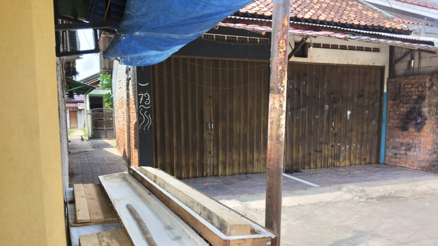 Suasana di depan gang menuju ke rumah Armand, paranormal pemasang susuk di Tangerang. Foto: Dok. Istimewa
