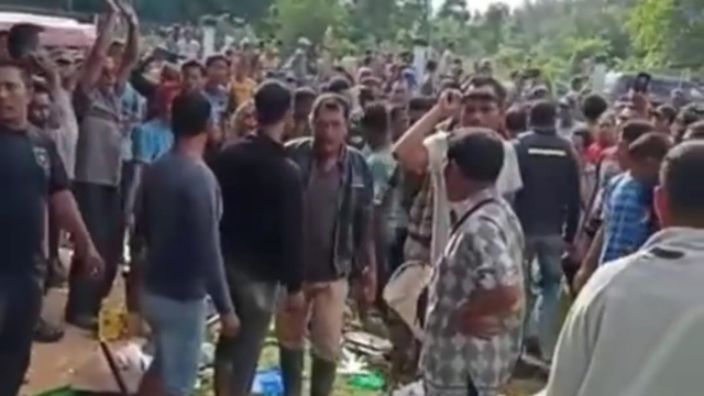 Suasana ricuh vaksinasi massal di PPI Ujung Serangga, Kecamatan Susoh, Aceh Barat Daya, Selasa (28/9) pagi. Foto: Screenshot Instagram/rameunedotcom