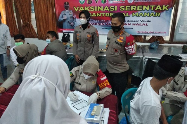 Vaksinasi COVID-19 bagi santri Pesantren Al-Manar di Desa Lampermai, Kecamatan Barona Jaya, Aceh Besar, yang digelar Biro Operasi Kepolisian Daerah Aceh. Foto: Dok. Polda Aceh