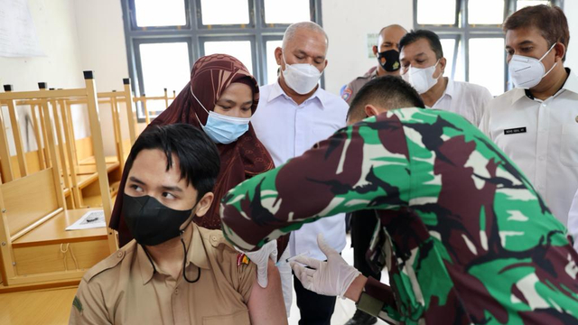 Vaksinasi untuk siswa di Aceh. Foto: Suparta/acehkini