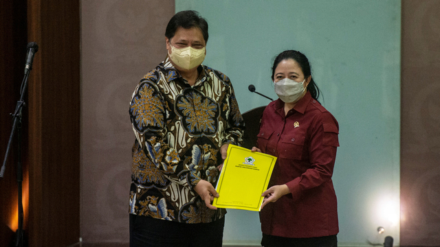 Ketua DPR Puan Maharani (kanan) bersama Ketua Umum DPP Partai Golkar Airlangga Hartarto dengan menunjukkan dokumen di Kompleks Parlemen, Senayan, Jakarta, Rabu (29/9/2021). Foto: Aprillio Akbar/ANTARA FOTO