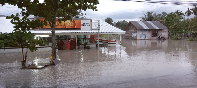 Banjir dadakan di warung makan sate Ayayan, Kotawaringin Barat. Foto: IST/InfoPBUN