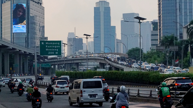 Sejumlah kendaraan melintas di Jalan Gatot Subroto, Jakarta, saat masa perpanjangan PPKM Level 3, Rabu (29/9). Foto: Jamal Ramadhan/kumparan