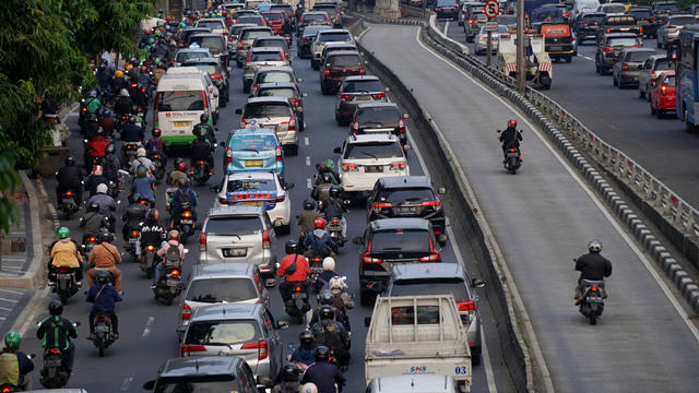 Kepadatan lalu lintas di Jalan Gatot Subroto, Jakarta, saat masa perpanjangan PPKM Level 3, Rabu (29/9). Foto: Jamal Ramadhan/kumparan