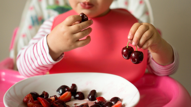 Ilustrasi bayi makan ceri. Foto: Shutter Stock