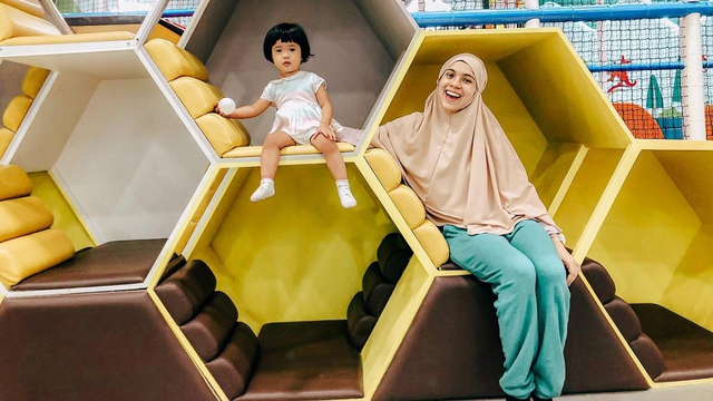 Nycta Gina dan anaknya, Uti. Foto: Instagram/@missnyctagina