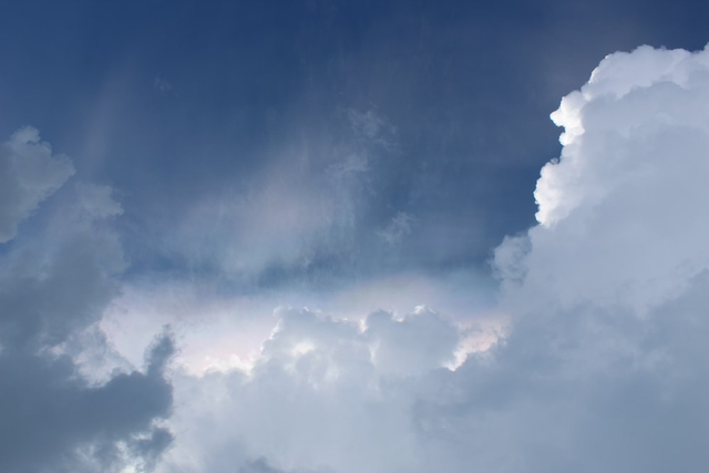 Lapisan atmosfer adalah lapisan pelindung Bumi dari benda-benda langit. Foto: Unsplash