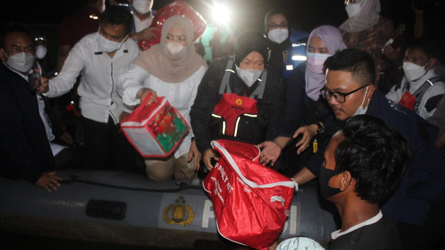Menteri Sosial RI Tri Rismaharini saat membagikan bantuan secara simbolis pada korban banjir di Kelurahan Kayubulan, Kecamatan Limboto, Kabupaten Gorontalo. Kamis, (30/9/2021). Foto: Dok istimewa
