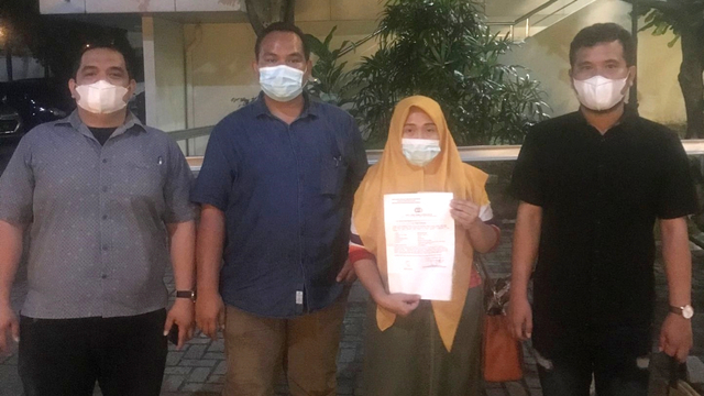 Keluarga Brigadir FS saat membuat laporan ke Polda Sumut. Foto: Dok. Istimewa
