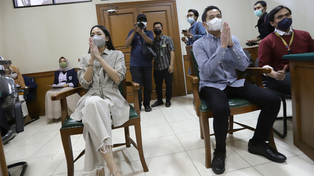 Pasangan artis Aldi Bragi bersama istrinya Ririn Dwi Ariyanti saat menjalani sidang perceraian di Pengadilan Agama Jakarta Selatan, Jakarta, Kamis, (30/9).
 Foto: Ronny