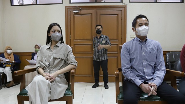 Pasangan artis Aldi Bragi bersama istrinya Ririn Dwi Ariyanti saat menjalani sidang perceraian di Pengadilan Agama Jakarta Selatan, Jakarta, Kamis, (30/9).
 Foto: Ronny