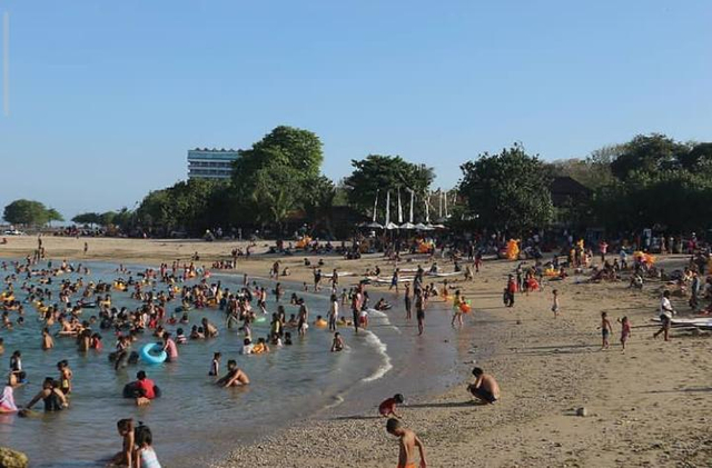 Suasana pantai Sanur di akhir pekan - IST