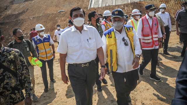 Menkomarves Luhut Binsar Pandjaitan (ketiga kiri) bersama Menteri PUPR Basuki Hadimuljono (ketiga kanan) dan Menhub Budi Karya Sumadi (kedua kanan) meninjau proyek Jalan Tol Cisumdawu. Foto: Raisan Al Farisi/Antara Foto