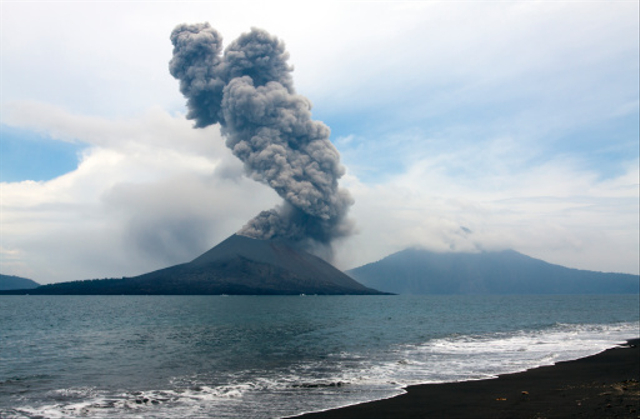 Ilustrasi Gunung Krakatau. Foto: dok. https://unsplash.com/