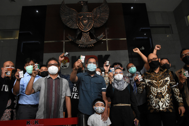 Penyidik senior KPK Novel Baswedan (kanan) bersama pegawai yang tidak lolos TWK menanggalkan identitas pekerjaannya saat hari terakhir bekerja di Gedung Merah Putih KPK, Jakarta, Kamis (30/9/2021). Foto: Indrianto Eko Suwarso/ANTARA FOTO