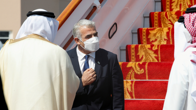 Menteri Luar Negeri Israel Yair Lapid diterima oleh Menteri Luar Negeri Bahrain Abdullatif Al-Zayani setibanya di Bandara Internasional Bahrain di Muharraq, Bahrain, Kamis (30/9). Foto: Hamad I Mohammed/REUTERS