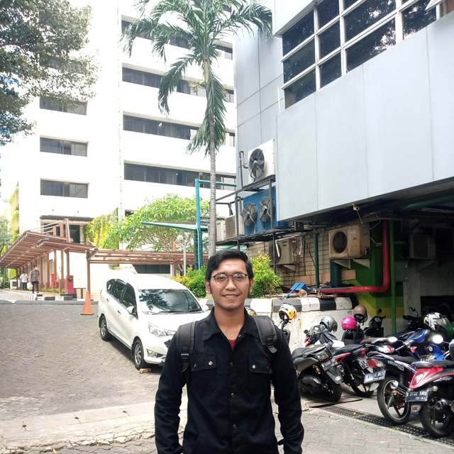 Muhamad Ikhwan bekerja sebagai Manajer Program Al Wasath Institute