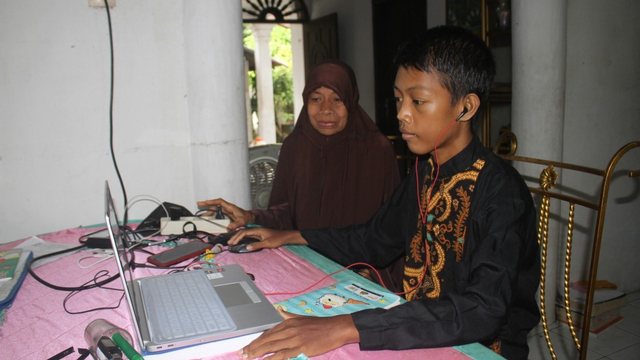 Hj Hasanah dan anaknya. Foto: Siti Aisyah/acehkini