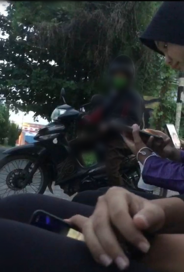 Kakek di Bandar Lampung pamerkan alat kemalinnya di depan remaja putri, Rabu (29/9/2021) | Foto: Istimewa