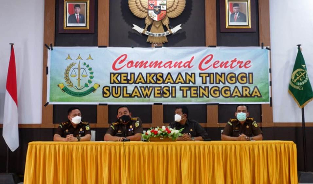 Kejati Sultra saat melakukan konfrensi pers terkait penetapan tersangka tindak pidana korupsi PT Toshida Indonesia. Foto: Deden Saputra/kendarinesia.