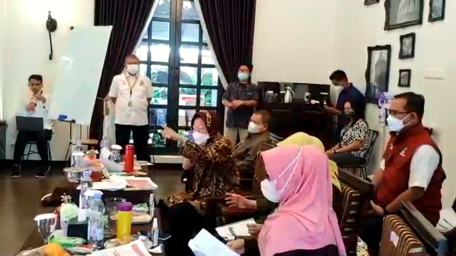 Mensos Tri Rismaharini marah-marah saat rapat Bansos dengan Pemprov Gorontalo, Kamis (30/10). Foto: Dok. Istimewa