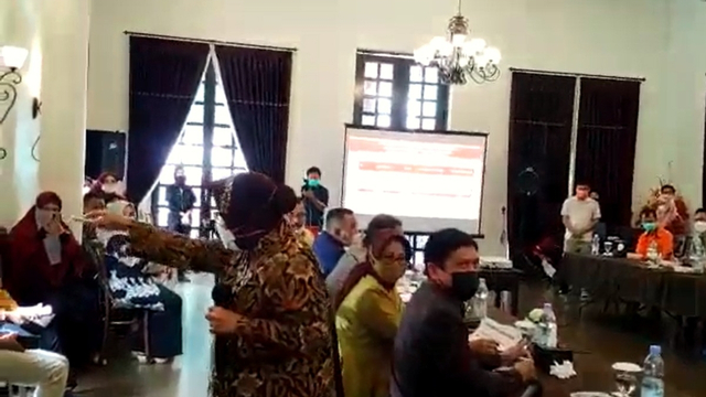Mensos Tri Rismaharini marah-marah saat rapat Bansos dengan Pemprov Gorontalo, Kamis (30/10). Foto: Dok. Istimewa