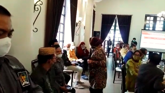 Mensos Tri Rismaharini marah-marah saat rapat Bansos dengan Pemprov Gorontalo, Kamis (30/9). Foto: Dok. Istimewa