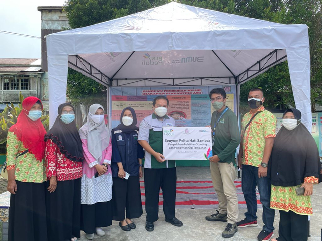 PLN menyerahkan bantuan pelatihan bagi kader posyandu di Sambas. Foto: Dok. PLN