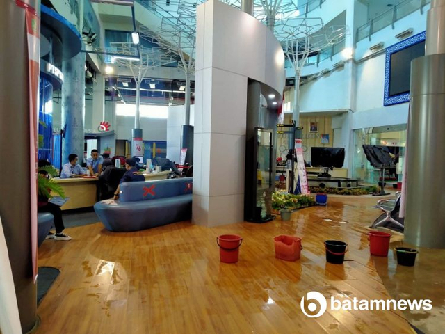 Gedung Mal Pelayanan Publik (MPP) Kota Batam bocor saat terjadi hujan. (Foto: Arjuna/Batamnews)