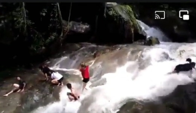 Momen mengerikan pengunjung air terjun di Kota Cebu, Filipina, tersapu banjir bandang saat liburan. (Foto: Twitter/@unmanfaat)