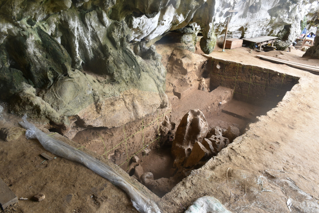 Parit yang digali di Leang Bulu Bettue, Sulawesi Selatan. Foto: Brumm et al., 2021, PLOS ONE (CC-BY SA 4.0)