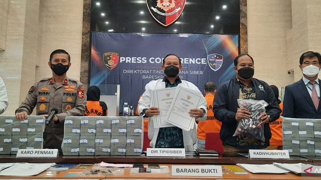 Konferensi pers penipuan dengan skema Busness Email Compromise lintas negara di Gedung Bareskrim Polri, Jakarta Selatan, Jumat (1/10/2021). Foto: Laily Rahmawaty/ANTARA