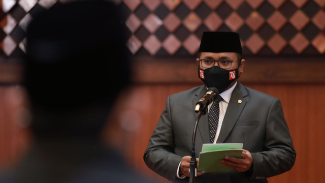 Menteri Agama Yaqut Cholil Qoumas melantik 4 pejabat eselon I Kemenag dan 6 Rektor UIN, Jumat (1/10). Foto: Kemenag RI