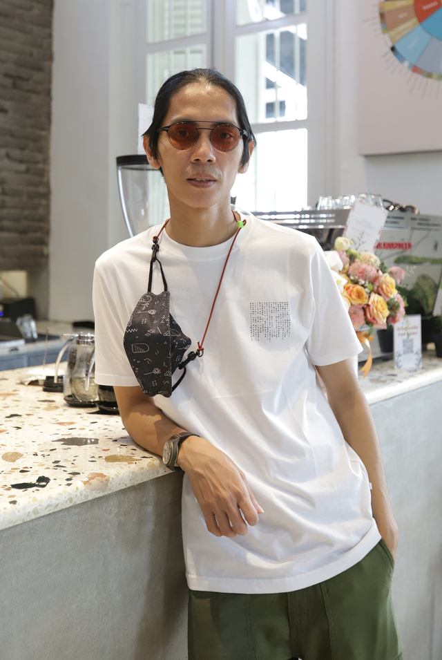 Sutradara Angga Dhimas Sasongko saat hadir di pembukaan gerai dan teaser film Filosofi Kopi di kawasan Pasar Baru, Jakarta, Jumat, (1/10). Foto: Ronny