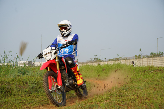 Geber Honda CRF150L di sirkuit off-road Safety Riding Park di Cikarang milik AHM. Foto: dok. AHM