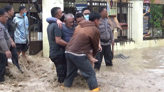 Proses evakuasi tahanan di Mapolres Gorontalo. Sabtu, (1/10/2021). Foto: Dok banthayo