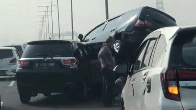 Kecelakaan di Jalan Tol Layang MBZ, Sabtu (2/10). Foto: Instagram/@mrhanchristian