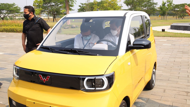 Menko Marves Luhut Binsar Pandjaitan jajal Mobil Listrik Wuling saat kunjungan kerja ke PT. SGMW (Wuling Motor Indonesia) di Karawang, Jawa Barat, Sabtu (2/10). Foto: Kemenko Marves