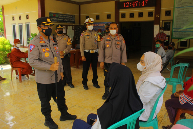 Kapolres Cirebon Kota M. Fahri Siregar dan jajaran meninjau vaksinasi di Kecamatan Gunung Jati Kabupaten Cirebon.(Juan)