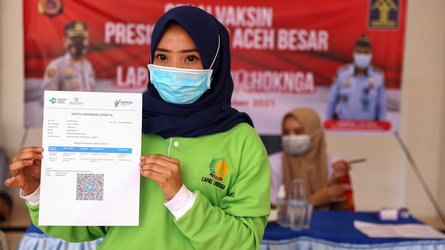 Seorang Napi menunjukkan sertifikat vaksin. Foto: Suparta/acehkini