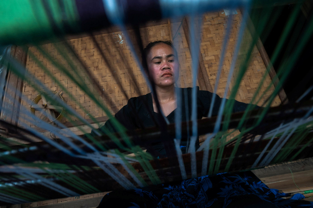 Salah satu warga Suku Baduy menenun kain di Kampung Kaduketug, Lebak, Banten, Sabtu (2/10/2021). Foto: Antara