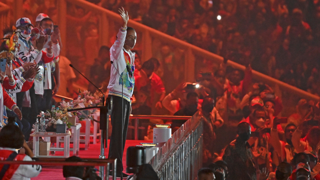 Presiden Joko Widodo (kanan) melambaikan tangannya kepada warga saat tiba di lokasi Upacara Pembukaan PON Papua di Stadion Lukas Enembe, Sentani, Kabupaten Jayapura, Papua, Sabtu (2/10/2021). Foto: Nova Wahyudi/ANTARA FOTO