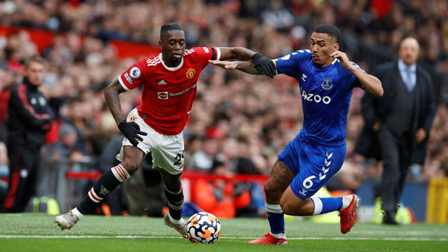 Pemain Manchester United Aaron Wan-Bissaka duel dengan pemain Everton Allan di Old Trafford, Manchester, Inggris. Foto: Phil Noble/Reuters