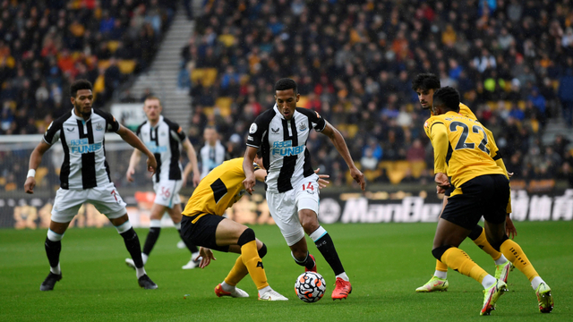 Pemain Newcastle United Isaac Hayden menggiring bola melewati pemain Wolverhampton Wanderers di Molineux Stadium, Wolverhampton, Inggris. Foto: Tony Obrien/Reuters