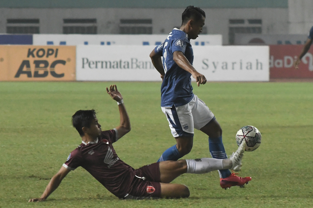 Pesepak bola Persib Bandung Febri Hariyadi(kanan berebut bola atas dengan dua pesepak bola PSM Makassar Rachman (kiri) pada lanjutan Liga 1 di Stadion Wibawa Mukti, Kabupaten Bekasi, Jawa Barat, Sabtu (2/10/2021). Foto: Fakhri Hermansyah/ANTARA FOTO