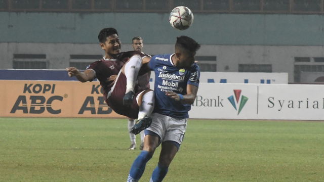 Pesepak bola Persib Bandung Wander Luiz (kanan) berebut bola dengan pesepak bola PSM Makassar Abd Rahman (kiri) pada lanjutan Liga 1 di Stadion Wibawa Mukti, Kabupaten Bekasi, Jawa Barat, Sabtu (2/10/2021). Foto: Fakhri Hermansyah/ANTARA FOTO