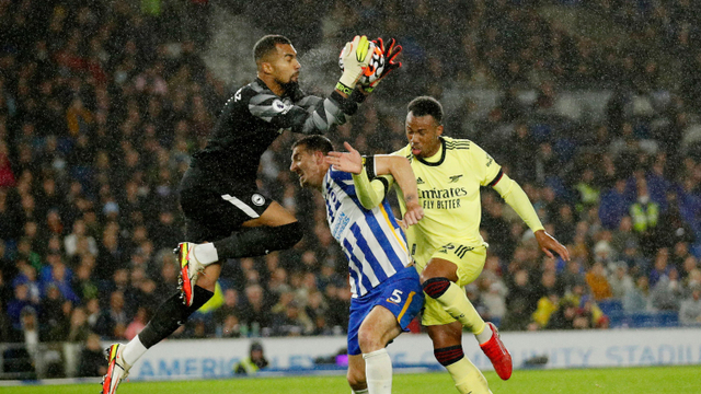 Robert Sanchez dan Lewis Dunk dari Brighton & Hove Albion beraksi dengan Gabriel pada pertandingan Premier League antara Brighton & Hove Albion melawan Arsenal di The American Express Community Stadium, Brighton, Inggris - 2 Oktober 2021. Foto: Andrew Boyers/REUTERS