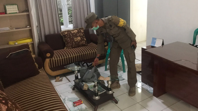 Kantor Desa Bojong Koneng, Kabupaten Bogor, dirusak demonstran. Foto: kumparan