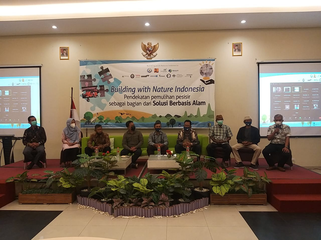 Perwakilan kelompok masyarakat memaparkan keberhasilannya di acara Diseminasi BwN Indonesia (Dokumentasi: Urip T - YLBA)